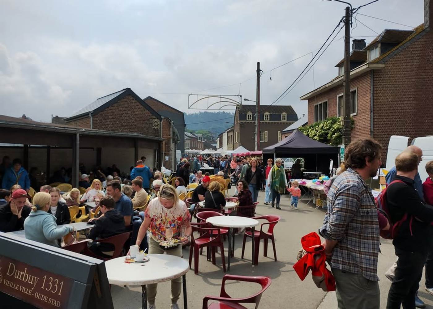 Quel plaisir cette promenade dominicale non seulement acheter, fouiner mais aussi et surtout s'attarder aux terrasses en bonne compagnie !