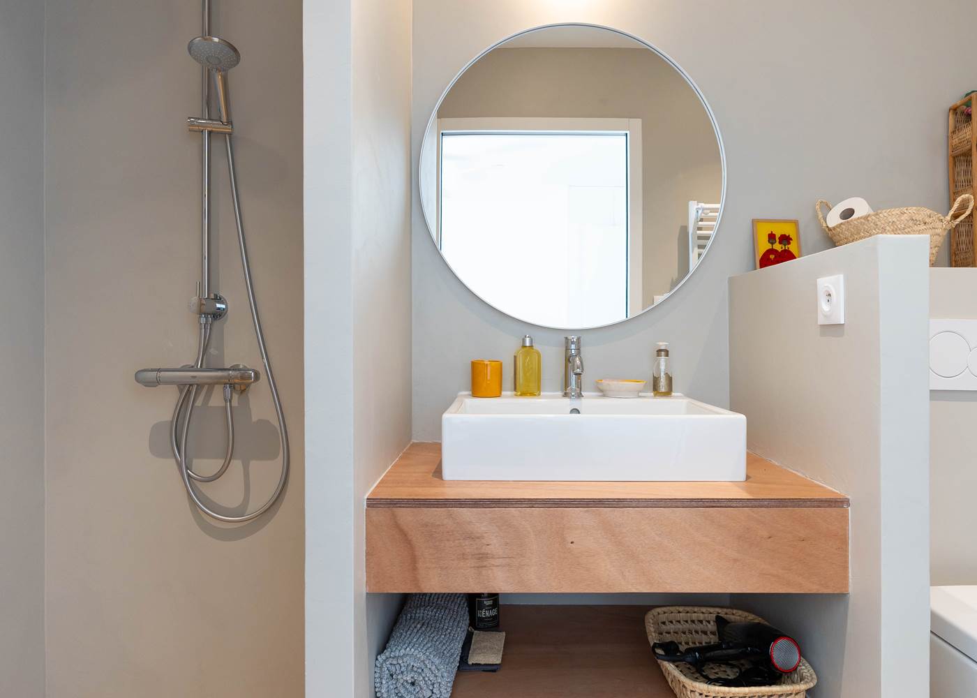 Vue salle d'eau chambre jaune