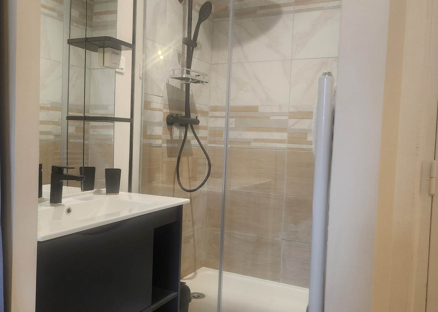 SALLE DE BAIN AVEC DOUCHE XXL SAVON CHAMPOING BIO ET NATUREL AU THE VERT