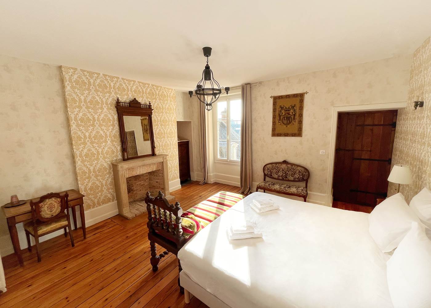 La Maison Voyage 41 - vue ensemble lit King Size, cheminée, bureau - Chambre Chateau