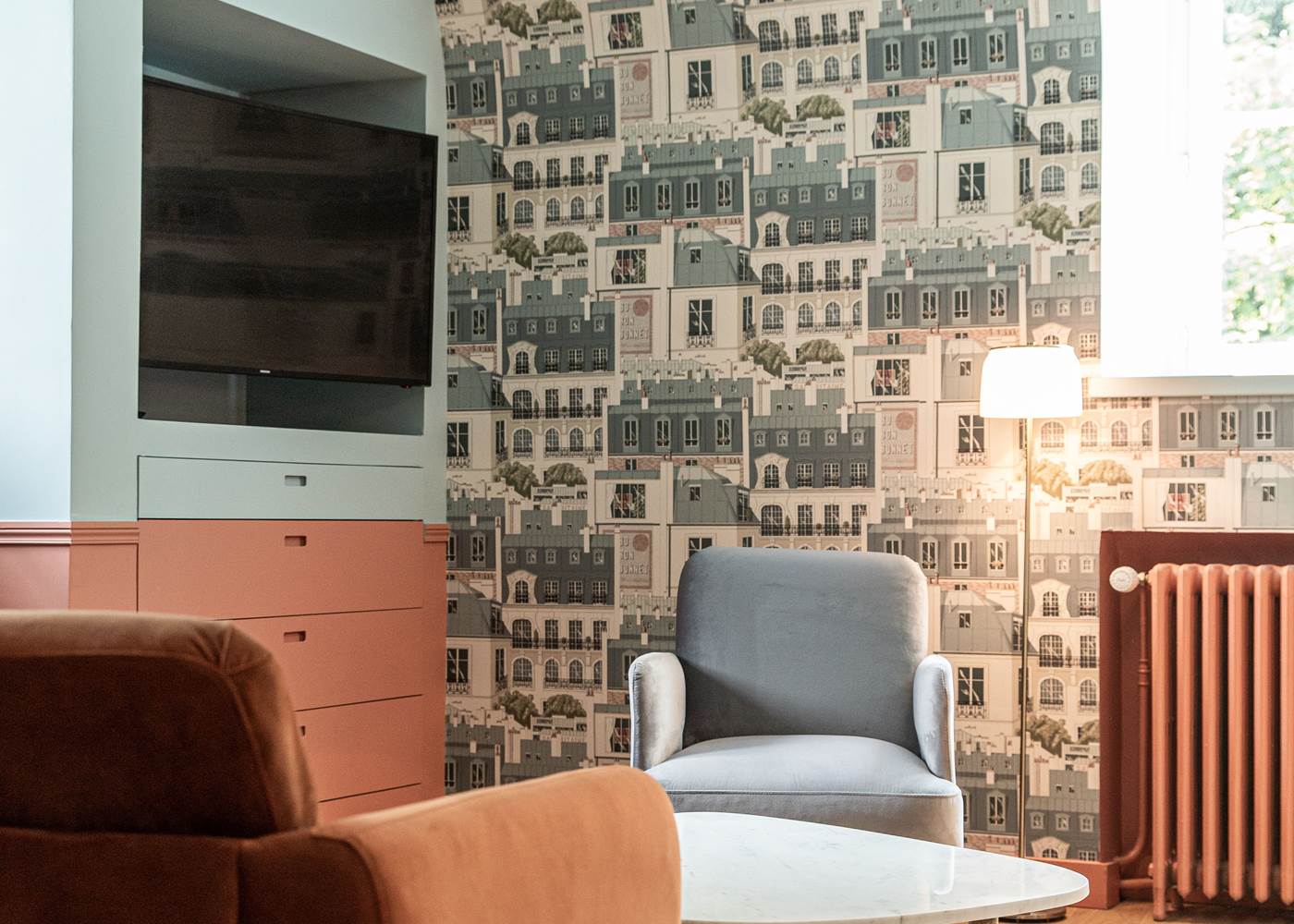 téléviseur grand écran courbe et grands tiroirs