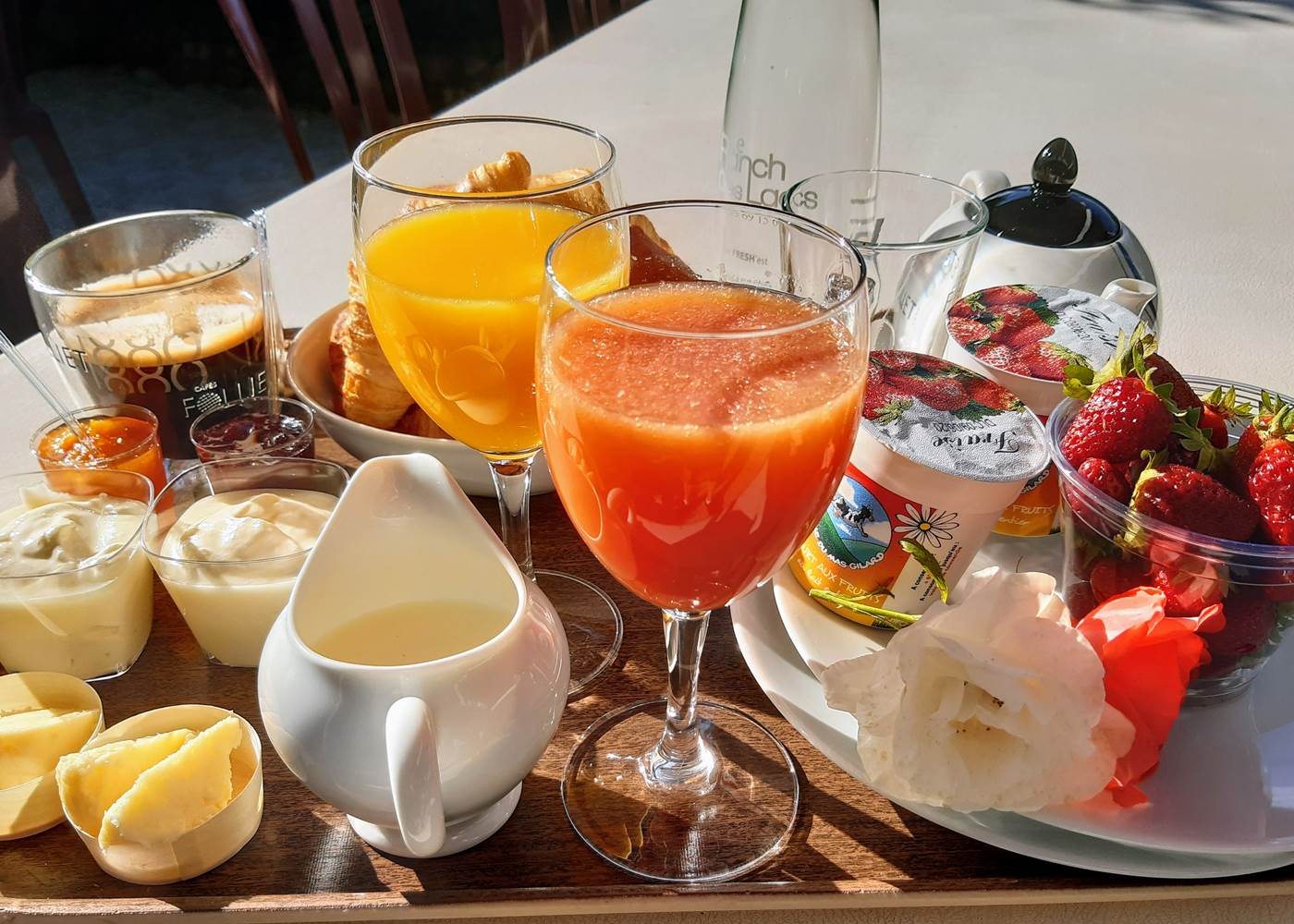 petit déjeuner gourmand plateau servi au jardin
