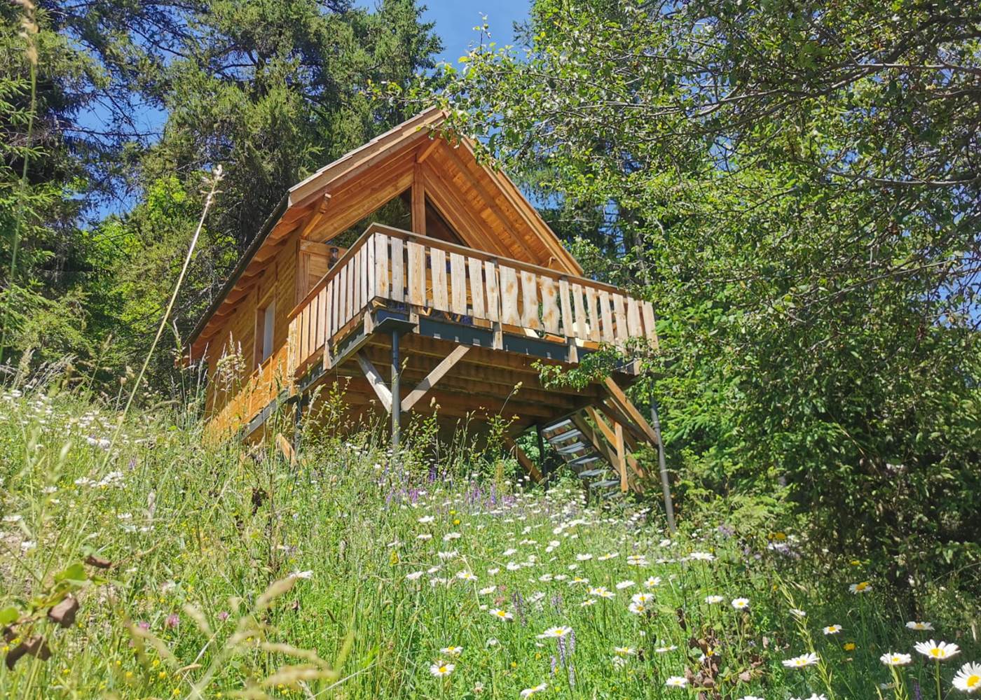 Cabanes de l'Esperluette. Cabanes Les Terres blanches. Vue de l'extérieur