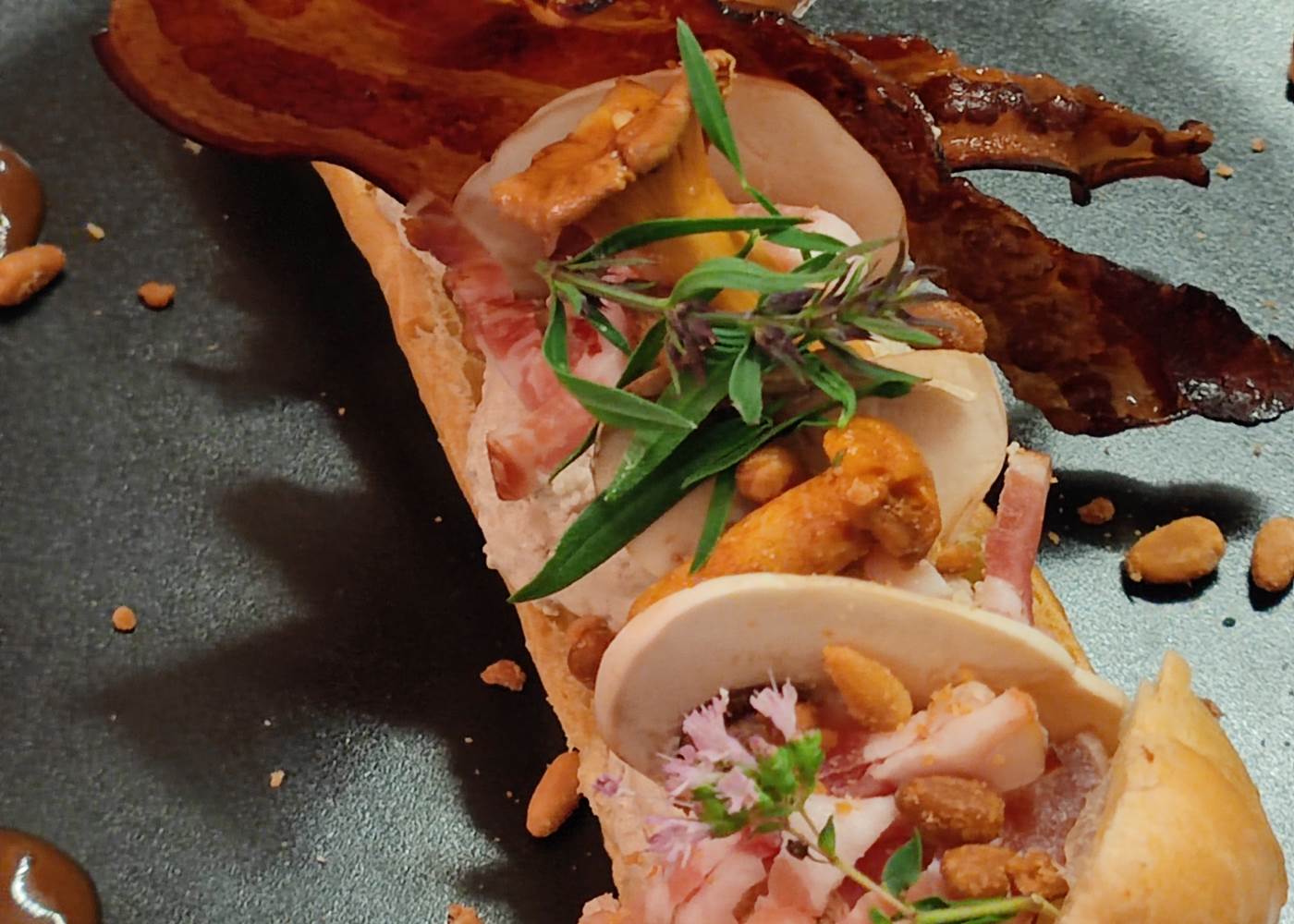 éclair mousse de cèpes ,girolles au vinaigre