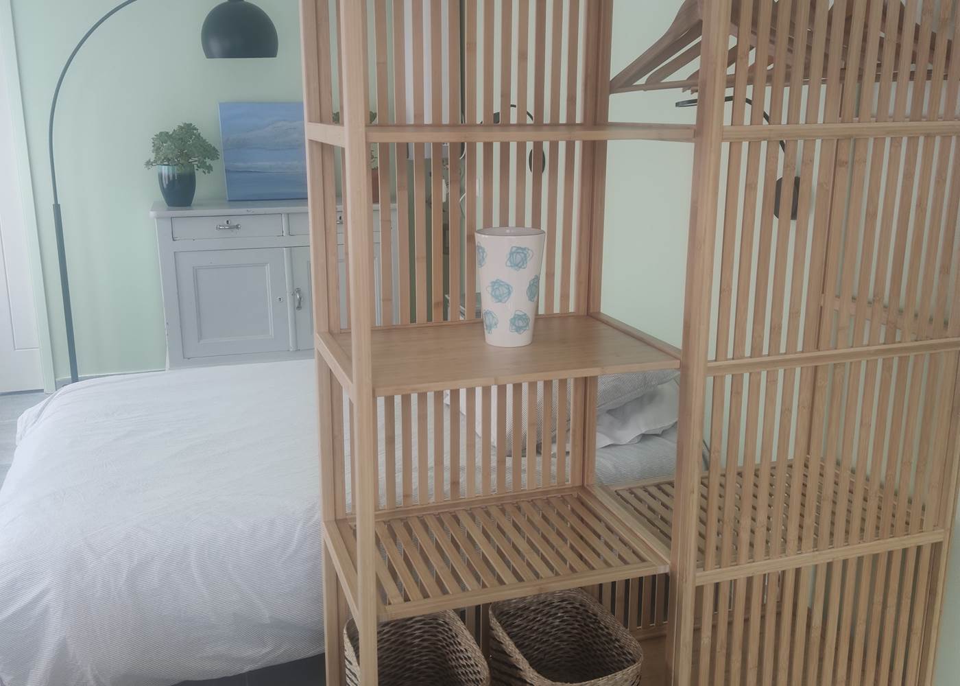 Chambre au style naturel et épuré Lit double, mobilier en bois clair et ambiance douce : parfait pour un séjour reposant au cœur de La Flotte.