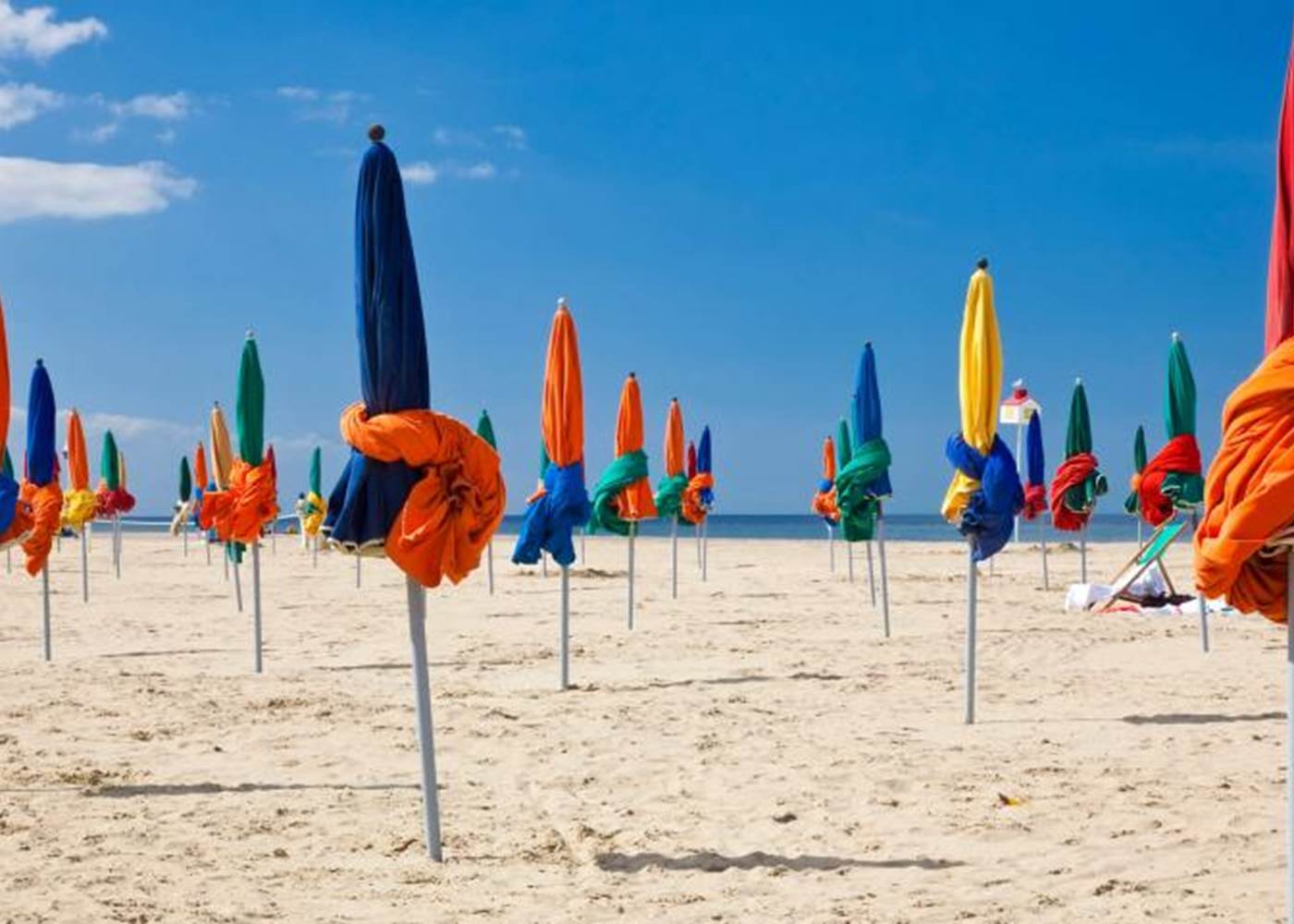 Les plus belles plages de Normandie - La Plage de Deauville avec ses parasols
