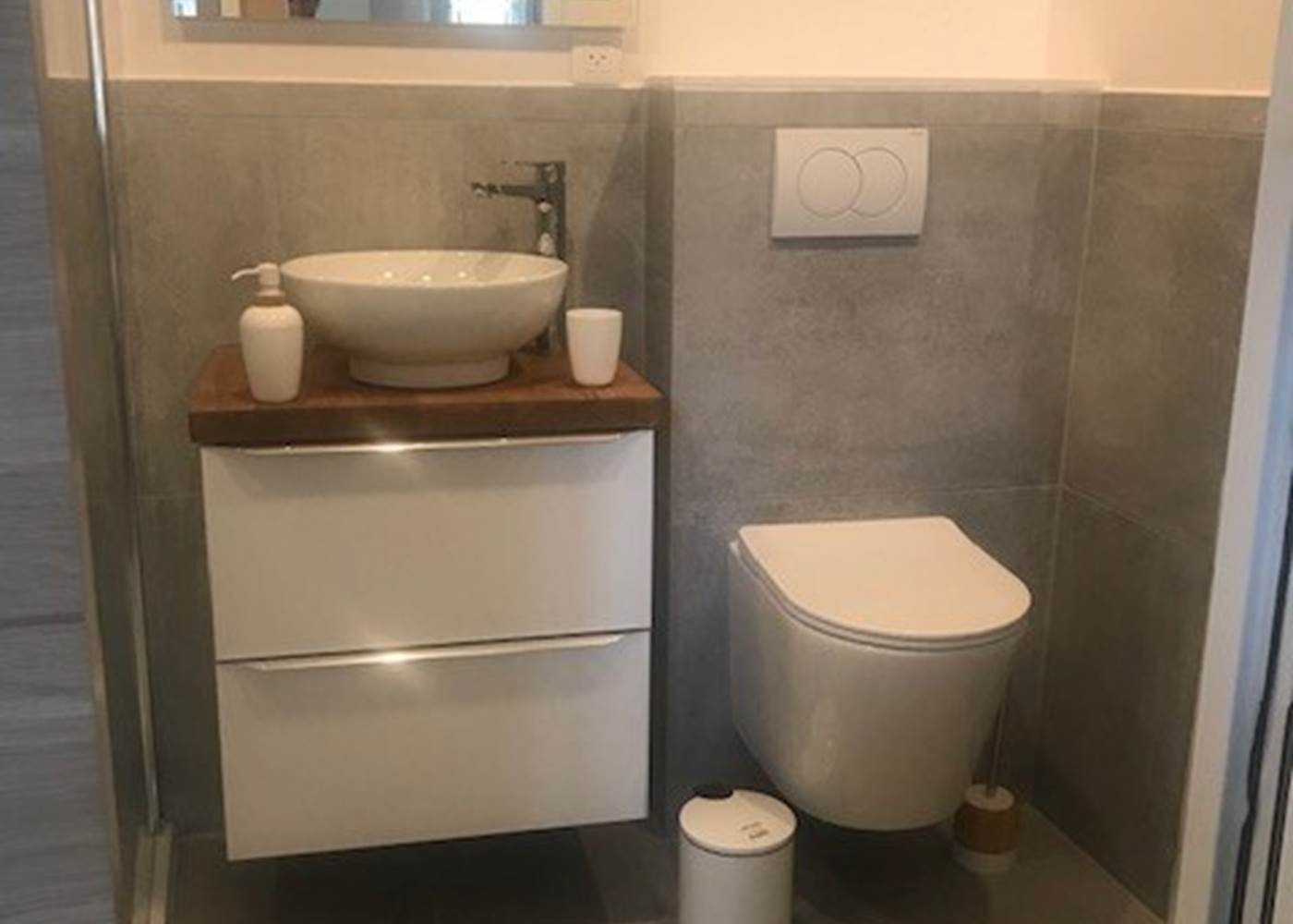 Salle d’eau du studio – Confort et modernité au cœur du village Douche vitrée, vasque design et ambiance zen pour un séjour tout en douceur à La Flotte, Île de Ré.