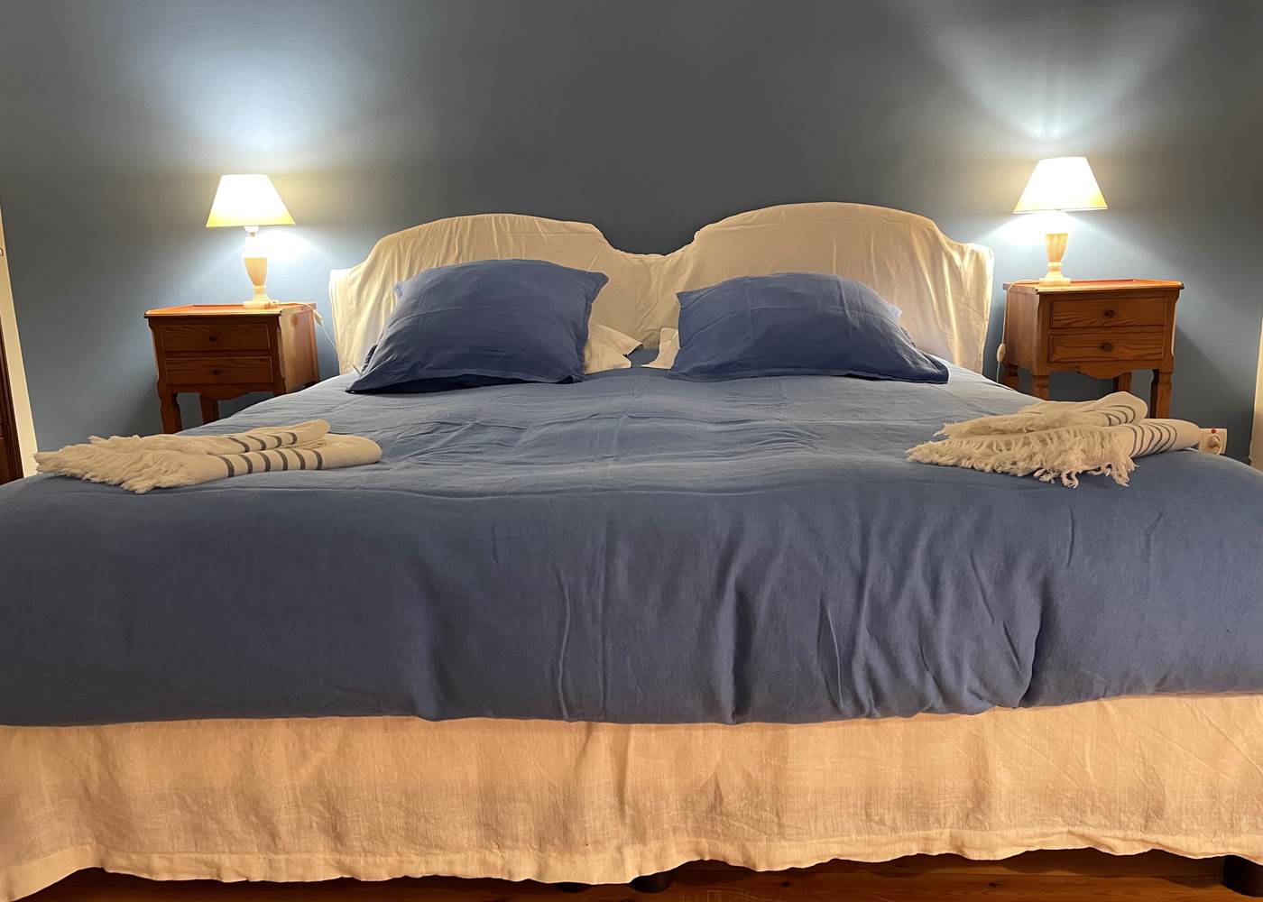 Chambre Bleue, spacieuse, lit Kingsize vue sur le Loir