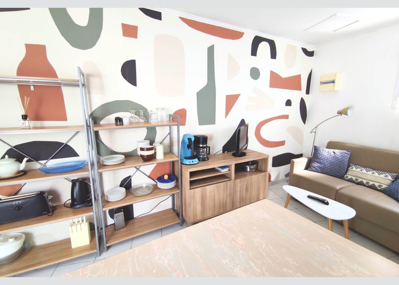 Maison Réthaise 2 – Séjour cosy et graphique Ambiance contemporaine dans un espace bien agencé, parfait pour savourer des moments de détente en centre-ville.