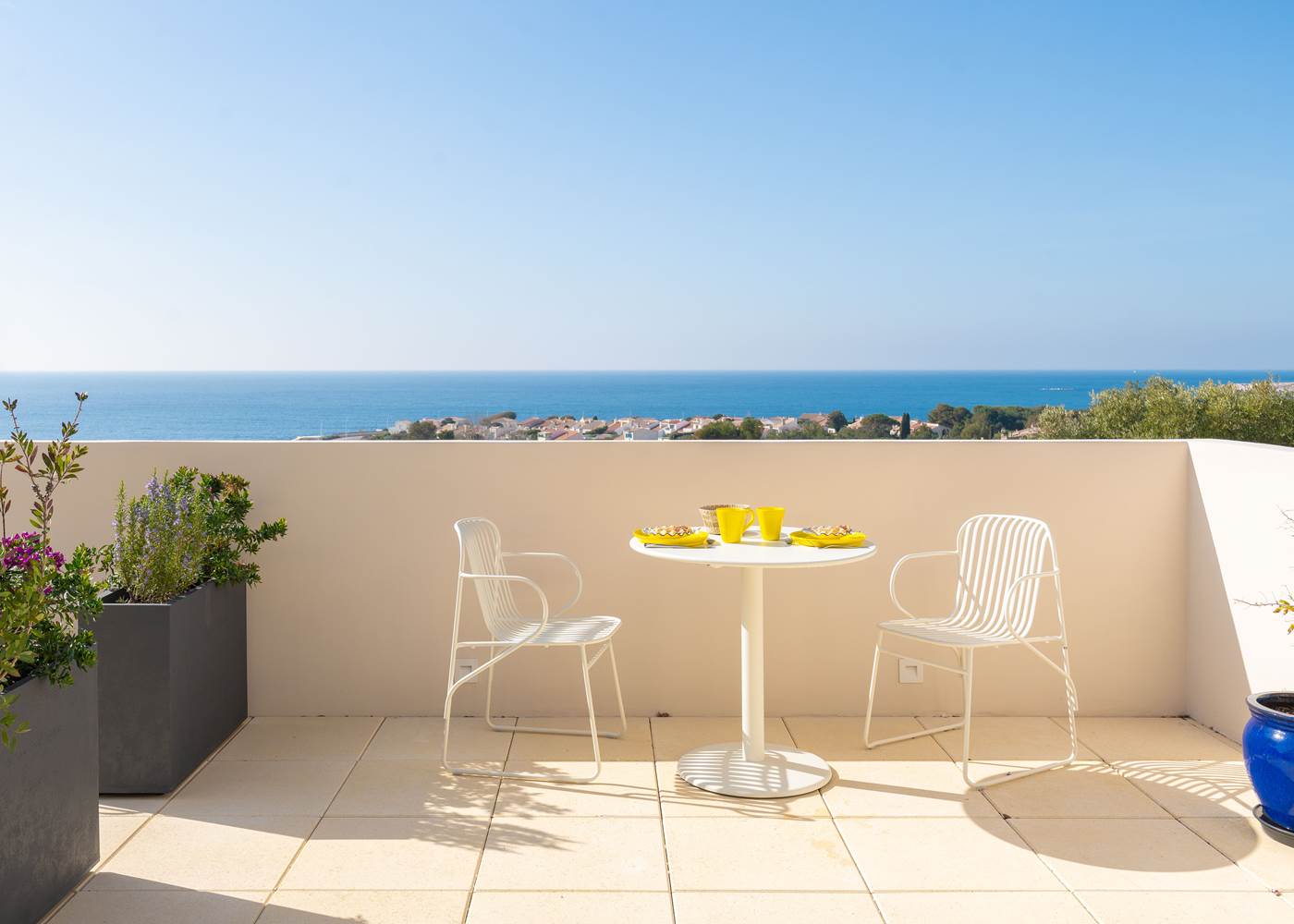 Terrasse vue mer méditerranée chambre rouge