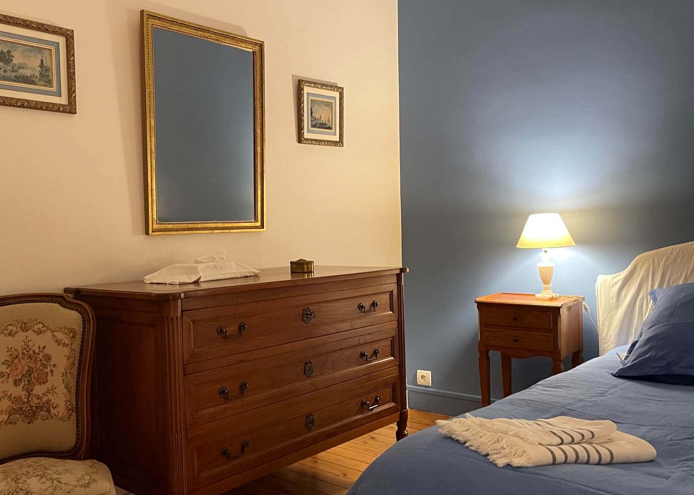 Chambre Bleue, spacieuse, Lit King Size, Vue sur l'Ouest