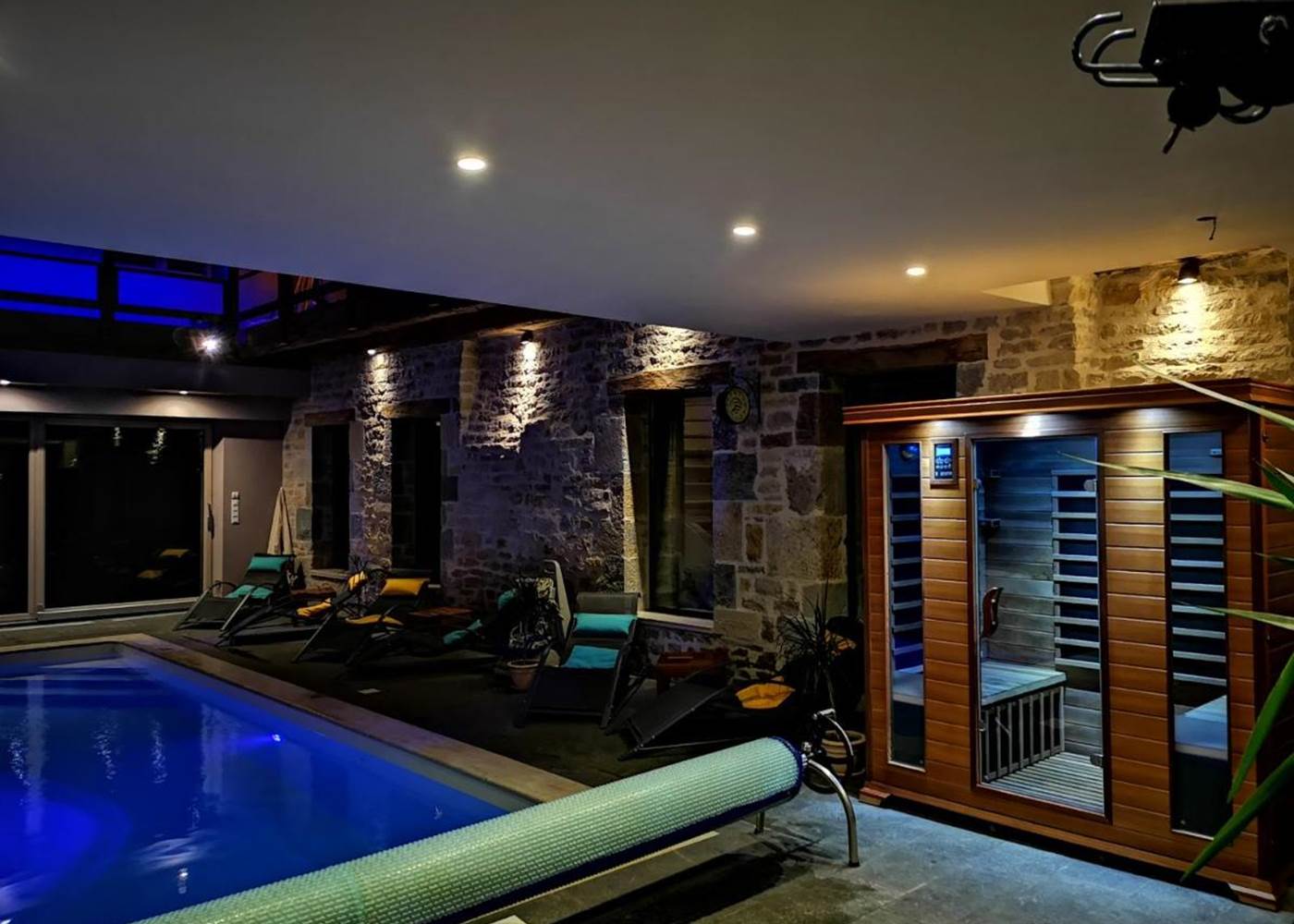 Plongez dans une expérience de détente absolue à notre piscine intérieure et notre sauna