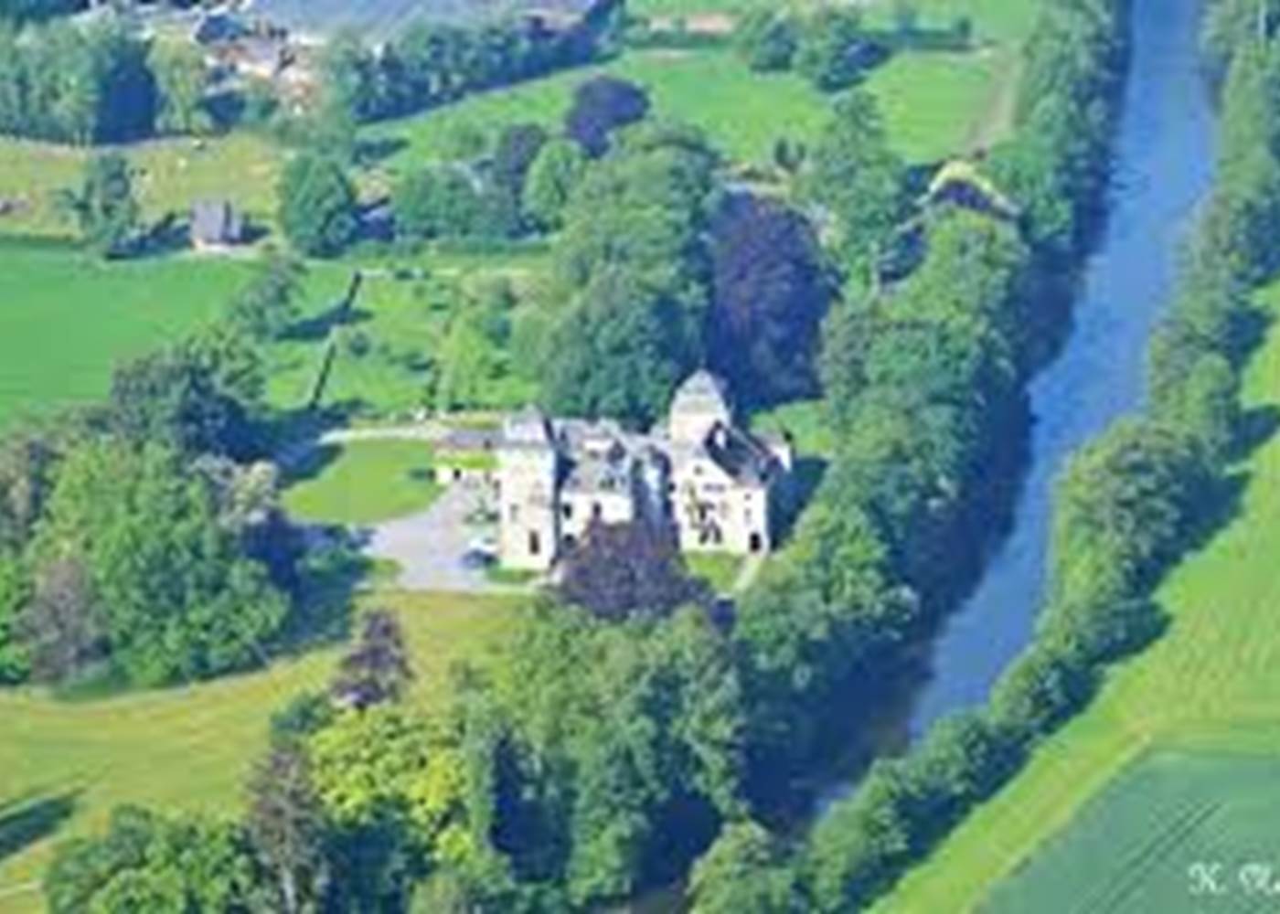 Le château de Lassus logé dans la verdure