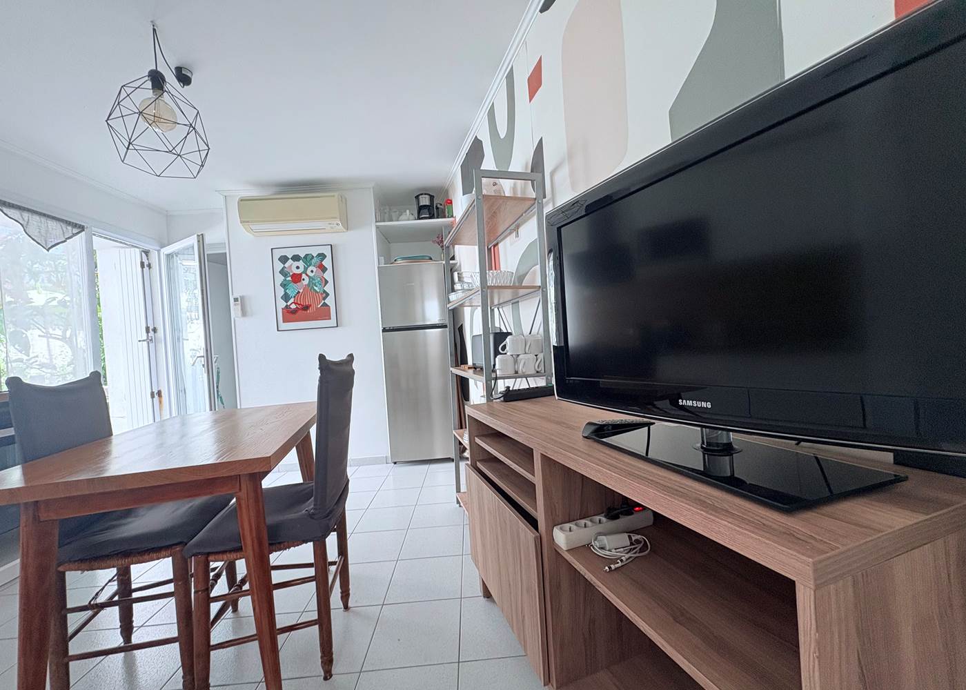 Maison Réthaise 2 – Séjour cosy et graphique Ambiance contemporaine dans un espace bien agencé, parfait pour savourer des moments de détente en centre-ville.