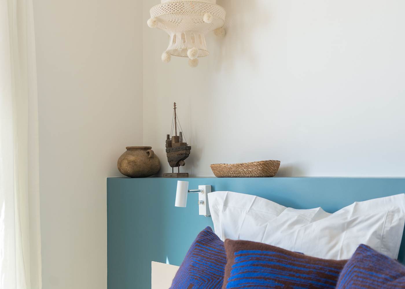 Vue lit vers fenêtre chambre bleue