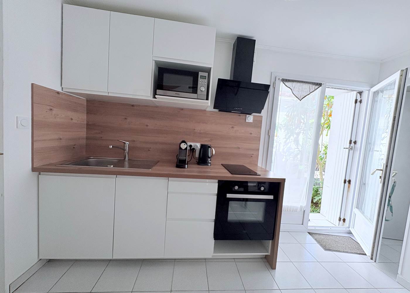 Maison Réthaise 2 – Cuisine pratique et design Un espace clair et parfaitement équipé : four, plaque, lave-vaisselle, micro-ondes. Le confort du quotidien à deux pas du marché médiéval.