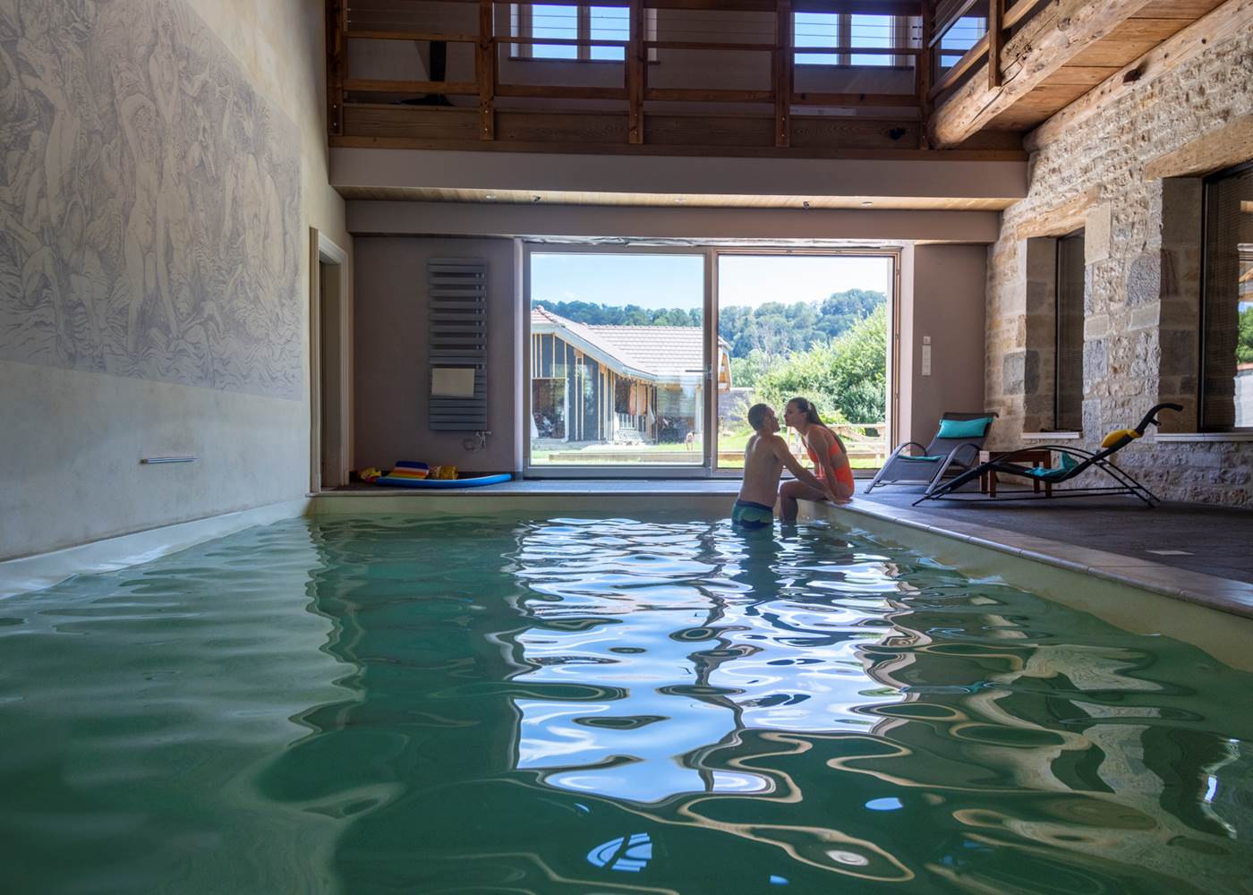 Notre piscine intérieure est un véritable joyau, offrant un sanctuaire de tranquillité