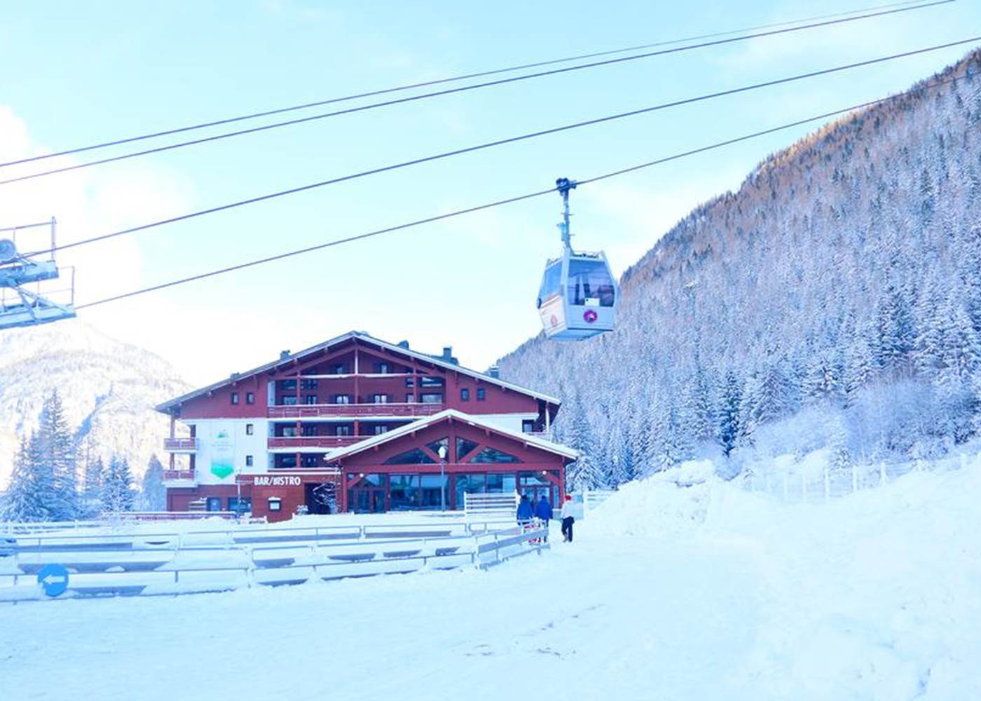 Télécabine à côté de la résidence / gondola next to the resort