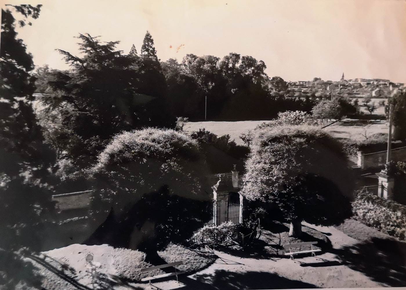 Début XXème : Vue depuis le balcon du Manoir, lorsque l'on voyait encore l'église dans le bourg de Joué-Lès-Tours
