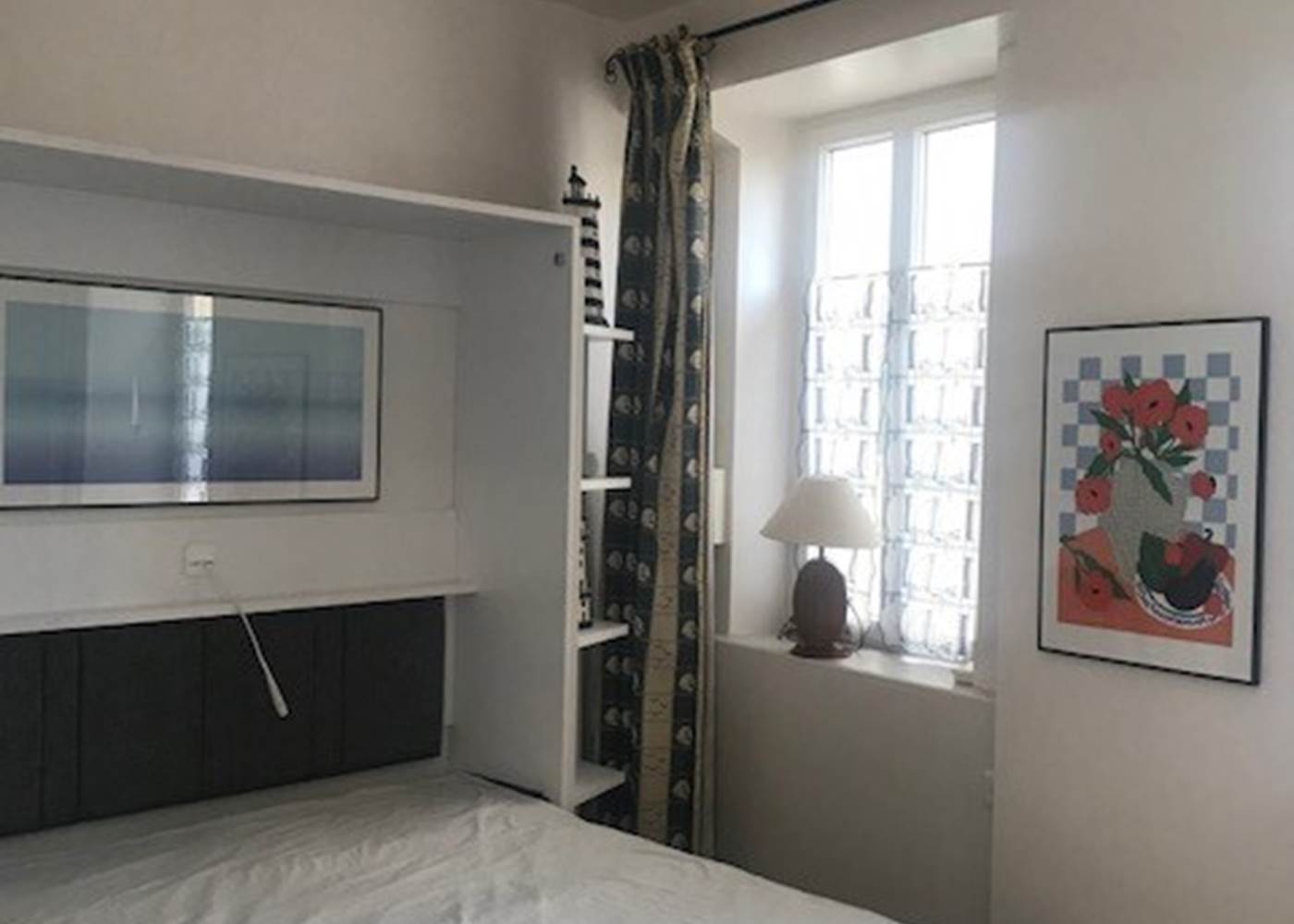 Lit escamotable haut de gamme – Confort maximal Vivez la journée dans un salon, dormez la nuit dans un vrai lit double confortable, le tout dans un cadre soigné et apaisant.