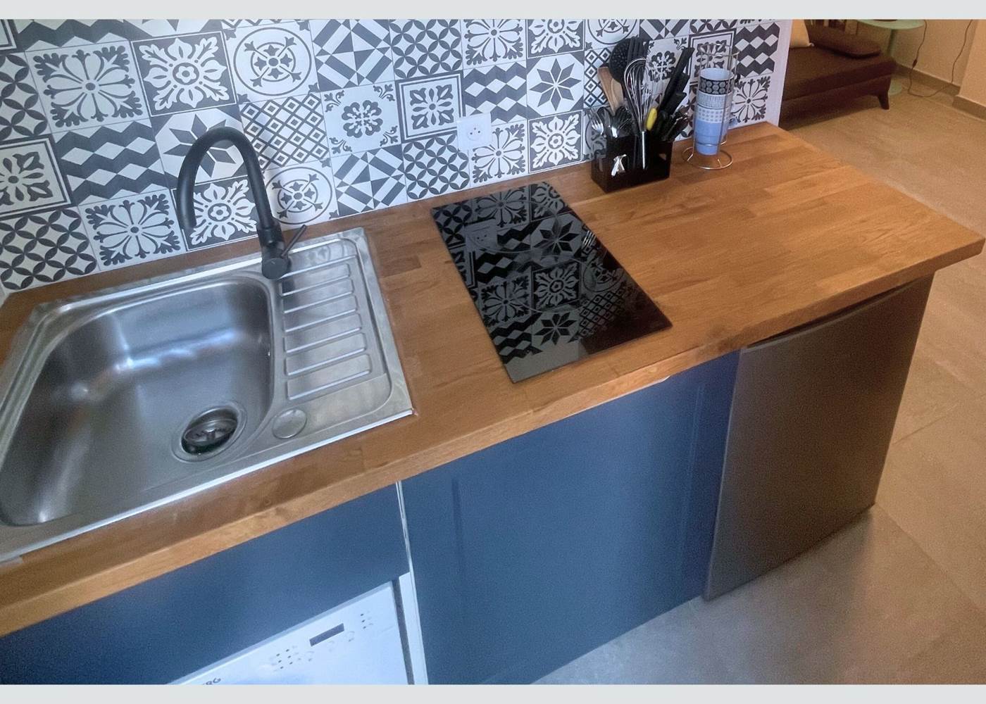 Cuisine du studio – Équipements modernes et ambiance cosy Plaque vitrocéramique, lave-vaisselle, rangements astucieux et décoration soignée pour un séjour sans contrainte au cœur de l’île de Ré.