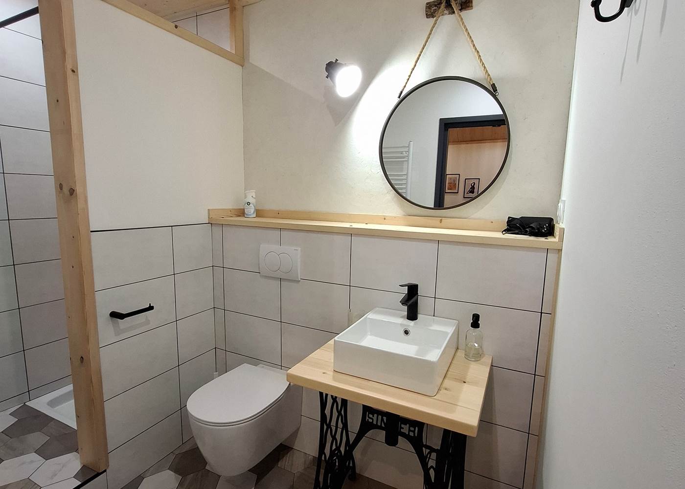 Salle de bain 3 - Douche + wc + lavabo