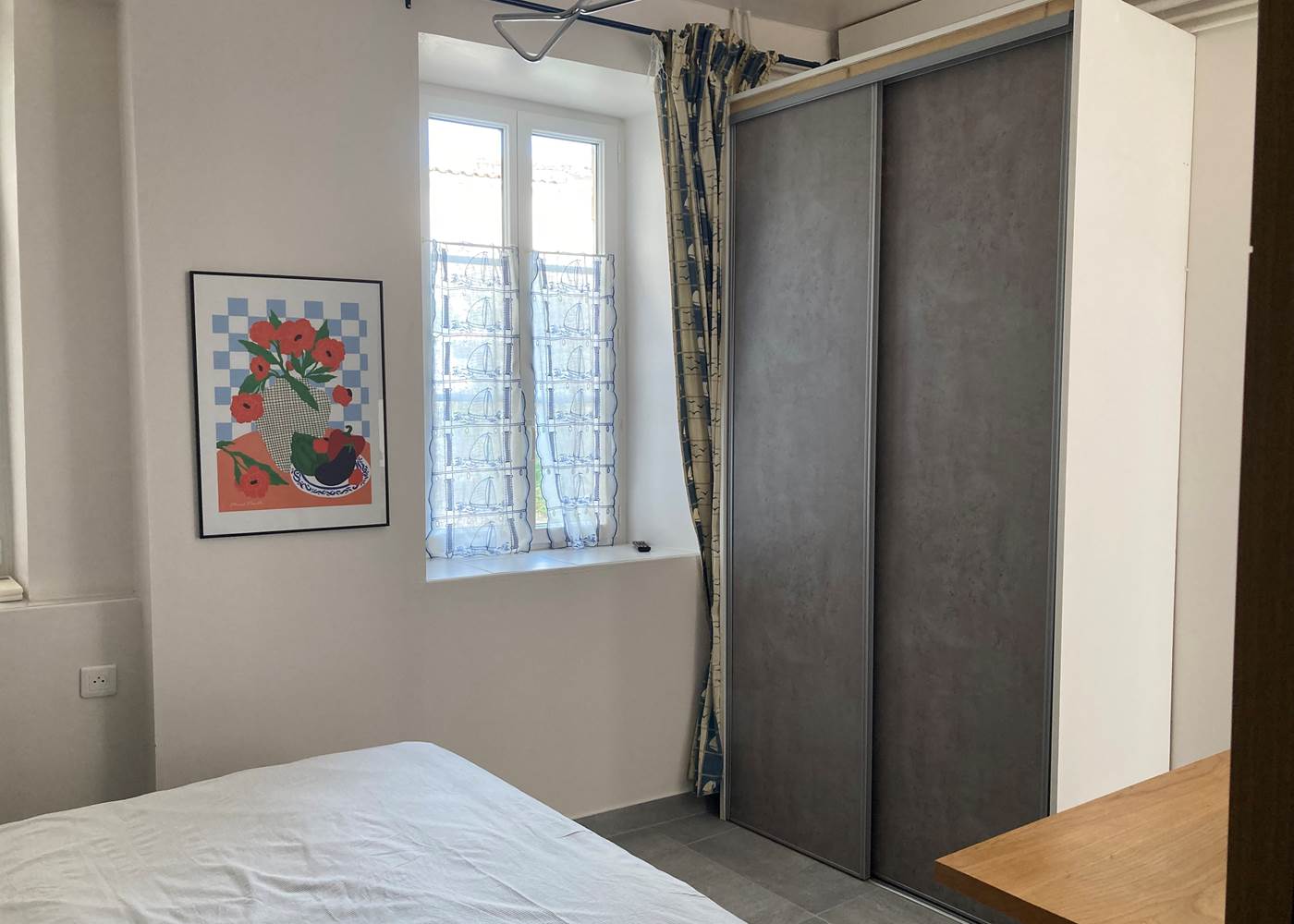 Studio rue du Marché – charme et fonctionnalité au cœur du village Lit escamotable, salle d’eau contemporaine, cuisine équipée et accès au jardin commun : tout est prévu pour un séjour détente à La Flotte.