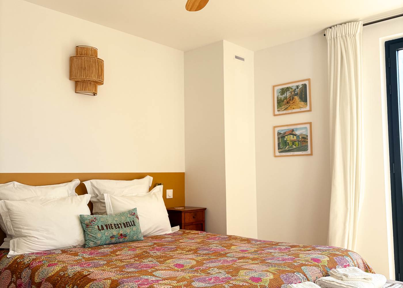 lit et ventilateur chambre jaune