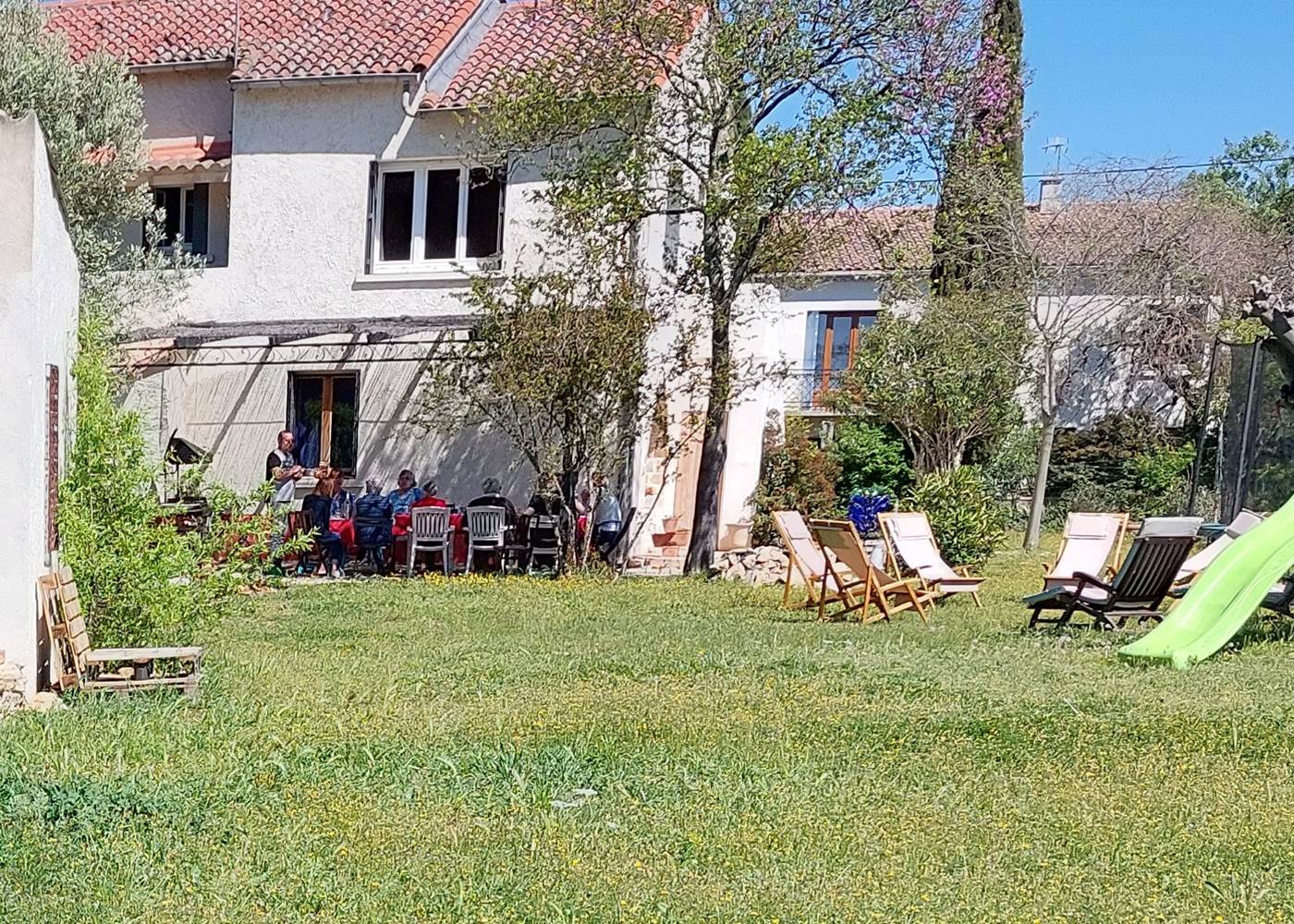 Des bons repas sous la tonnelle