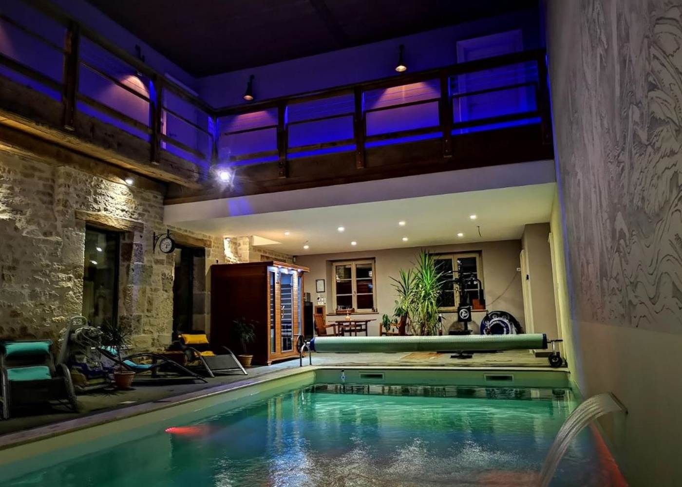 plongez dans une expérience de détente absolue à notre piscine intérieure