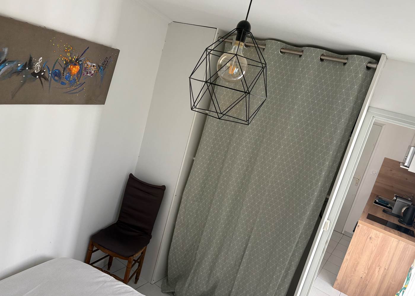 Maison Réthaise 2 – Chambre calme au style épuré Un cadre serein et lumineux, pensé pour le confort et la simplicité, dans une maison pleine de charme au centre de La Flotte.