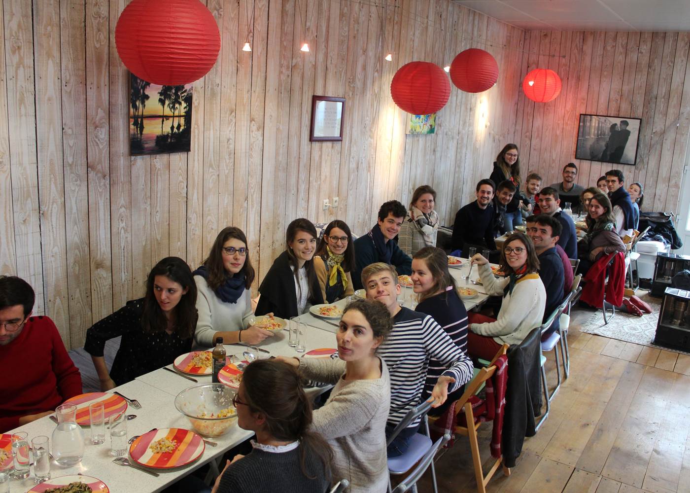 Table conviviale pour les groupes