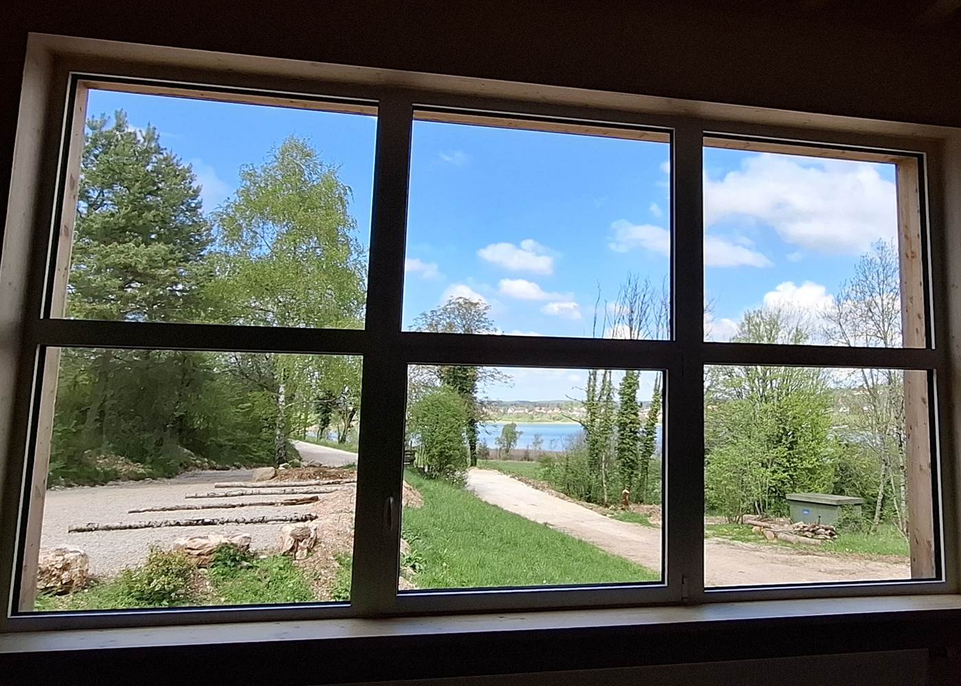 Fenêtre panoramique avec vue sur le lac