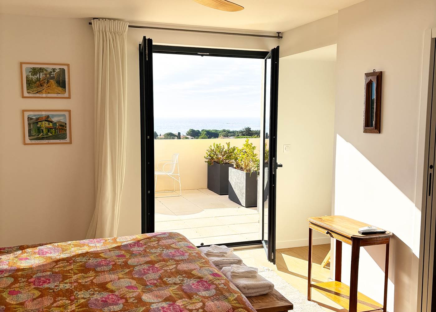 lit et fenetre chambre jaune