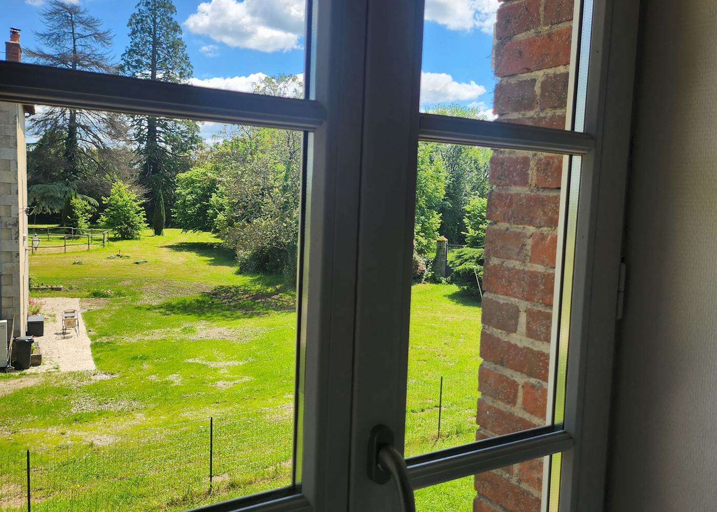 VUE SUR LE JARDIN DEPUIS TOUTES LES CHAMBRES