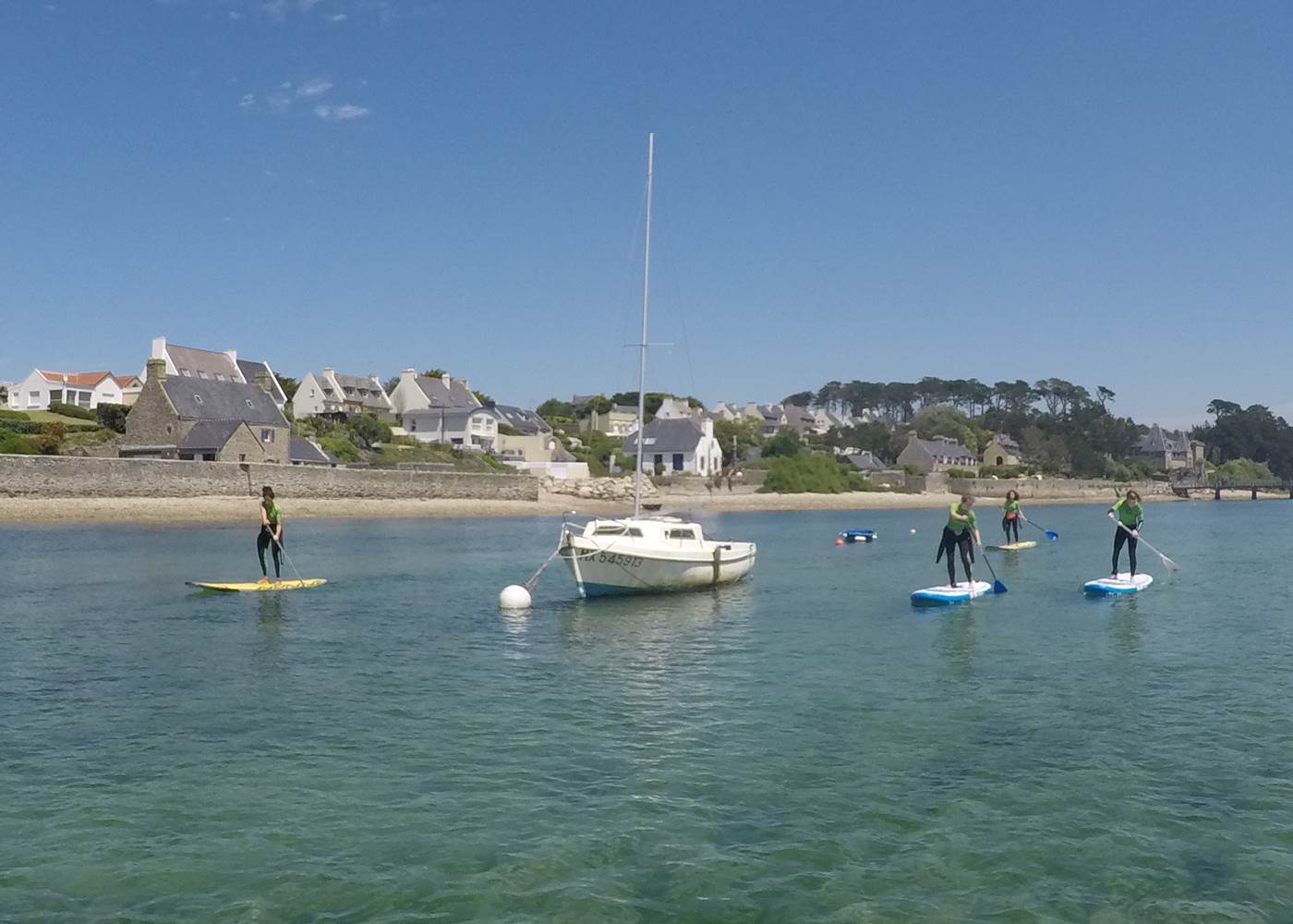 Le paddle sur eaux calmes promet un moment détente idéal pour les familles et les séjours bien-être aux Chalets de Kerescar à Plouarzel en Bretagne