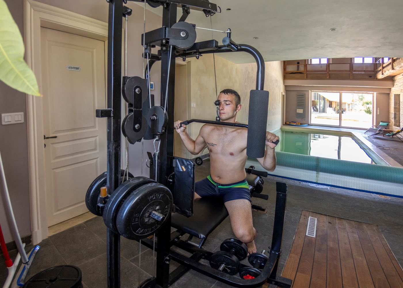 Séance d'entraînement de qualité avec notre équipement de musculation et notre tapis de course