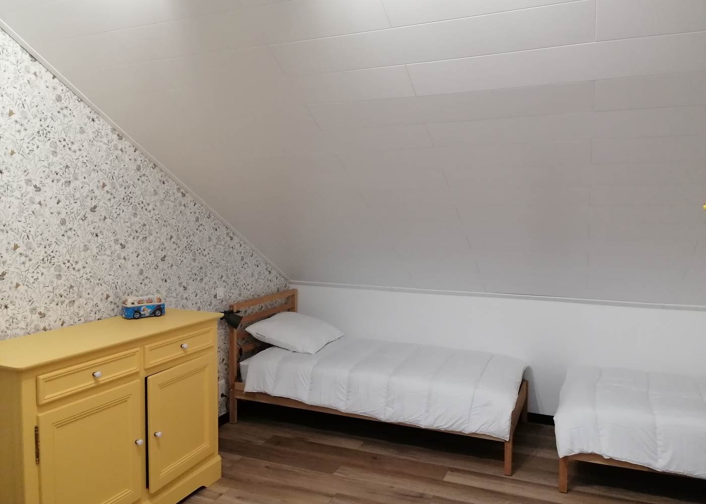 Chambre 3 en mezzanine au 2ème étage - Lit en 140x190 + 2x Lit en 90x200