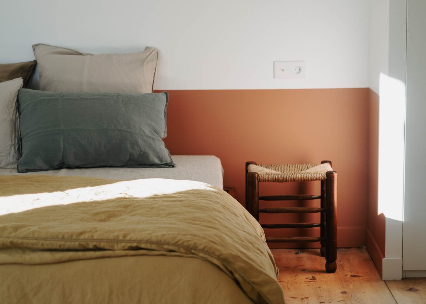 chanvre lavé et tabouret ancien détourné