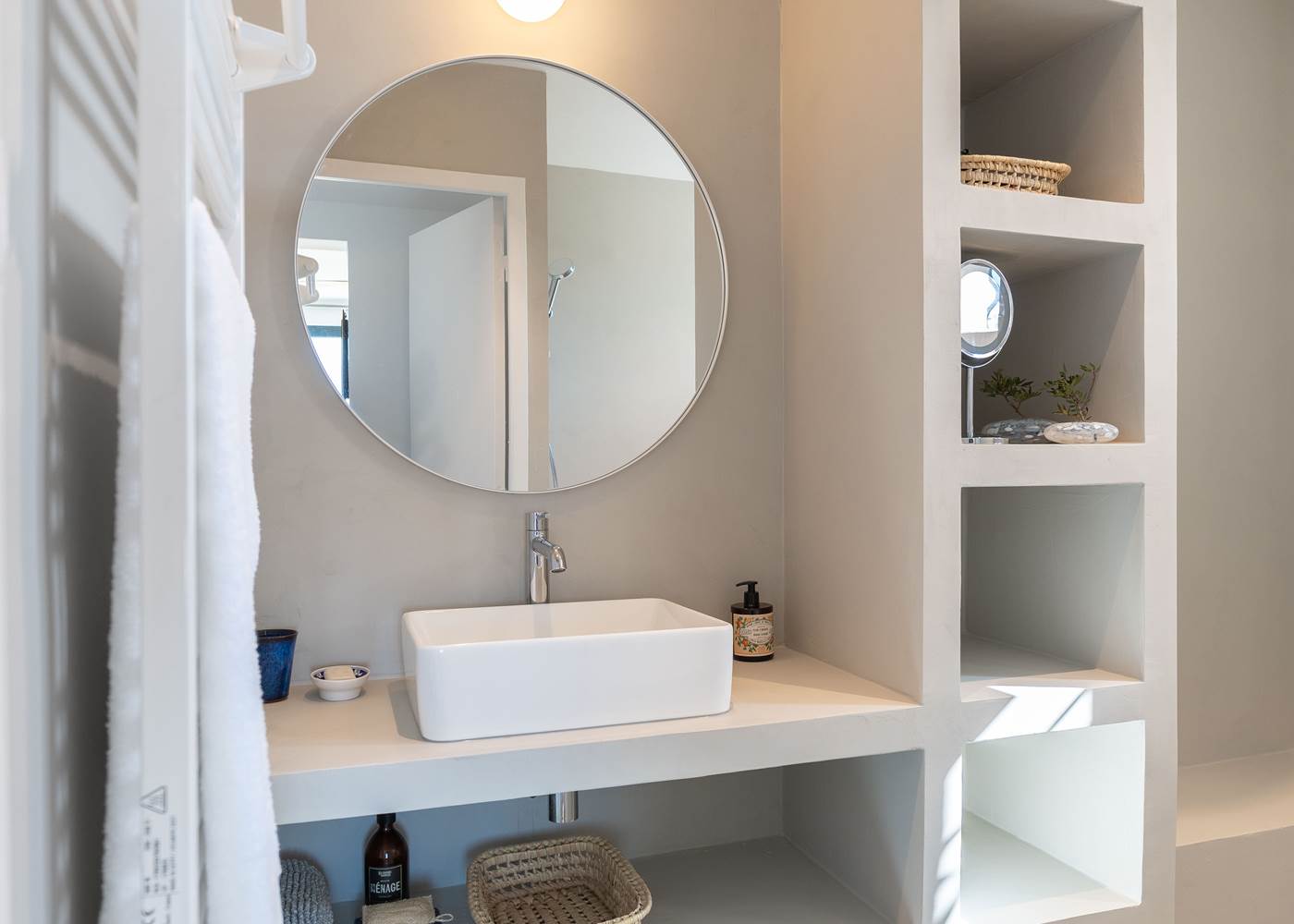 Lavabo salle de bain privée chambre bleue