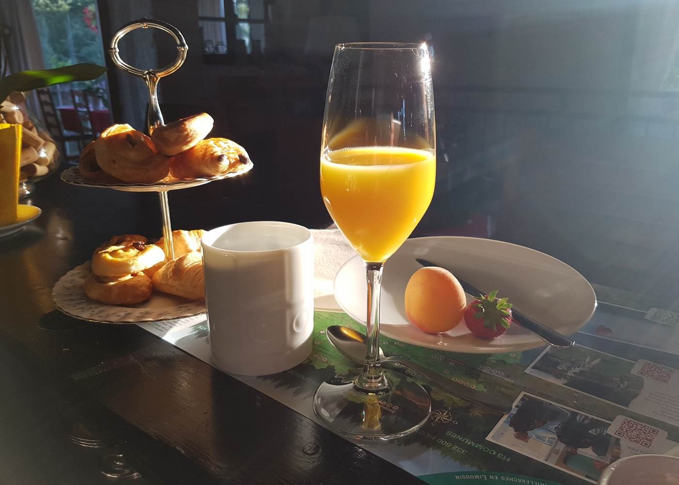 petit déjeuner express servi au bar Le Ranch des Lacs Hôtel 87120