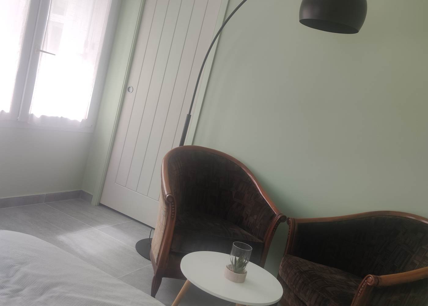 Un espace détente tout en douceur Ambiance reposante et meubles choisis pour leur charme ancien, parfait pour une parenthèse paisible au cœur de La Flotte.