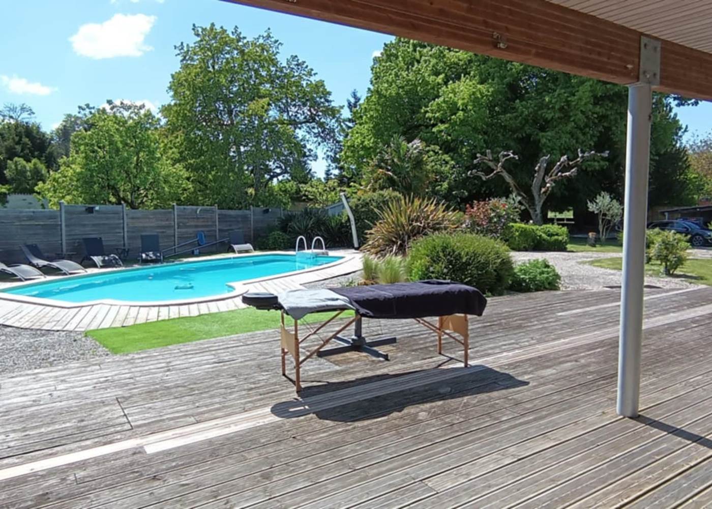 MASSAGE DEVANT LA PISCINE