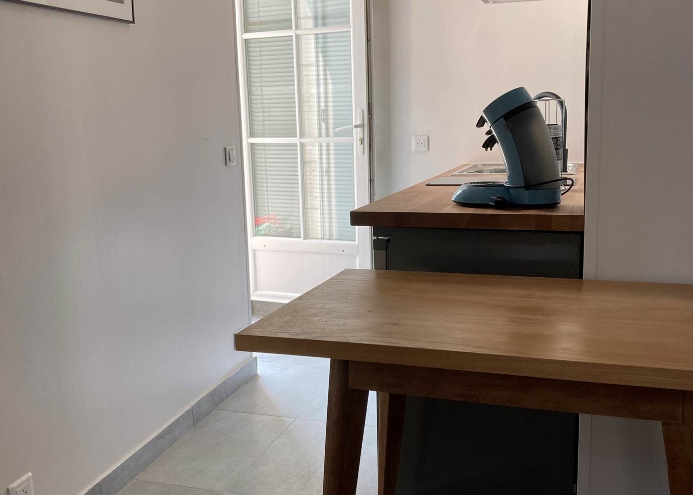Cuisine du studio – Équipements modernes et ambiance cosy Plaque vitrocéramique, lave-vaisselle, rangements astucieux et décoration soignée pour un séjour sans contrainte au cœur de l’île de Ré.