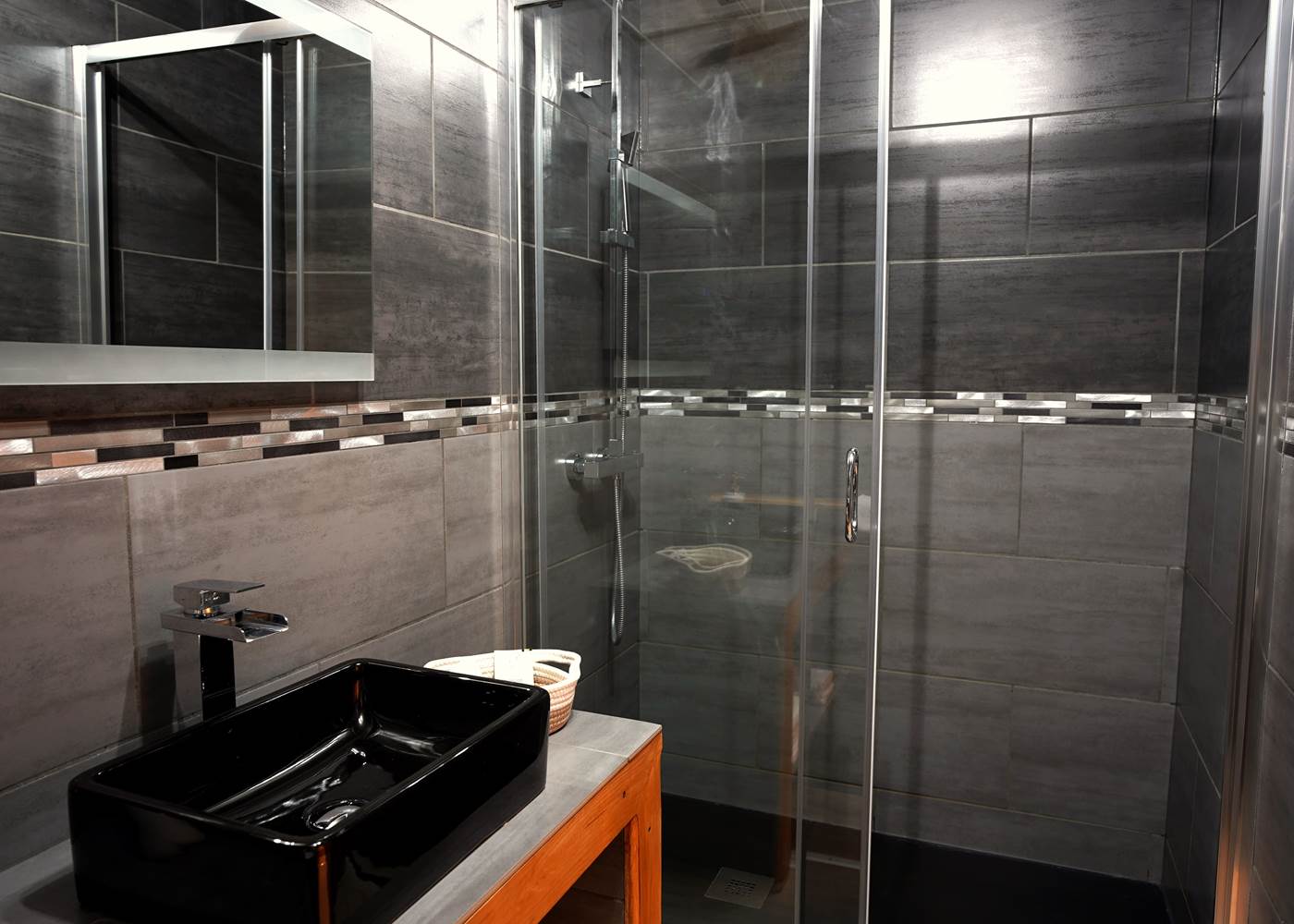 Douche italienne moderne et élégante