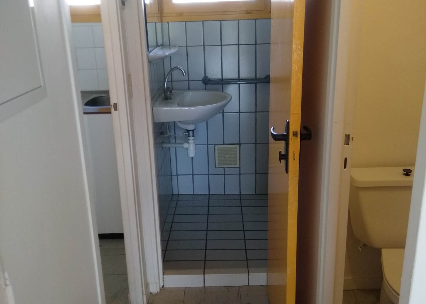 Vue du séjour vers cuisine, salle d'eau & WC