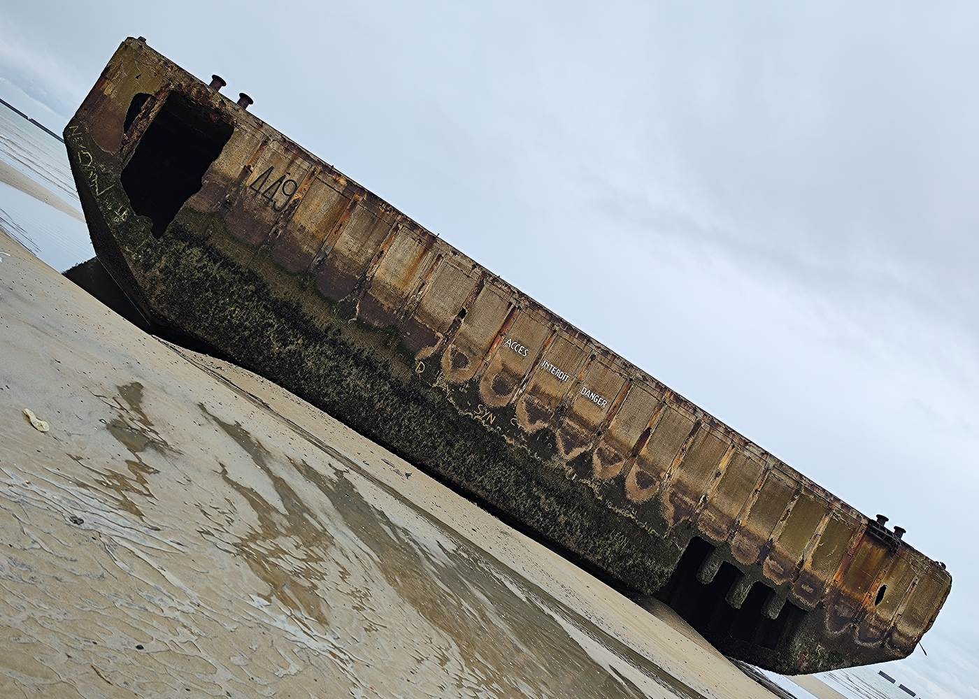 arromanches-les-bains-caisson-phénix-gold-beach-cinema-circulaire-mulburry-musee-du-débarquement-vélomaritime