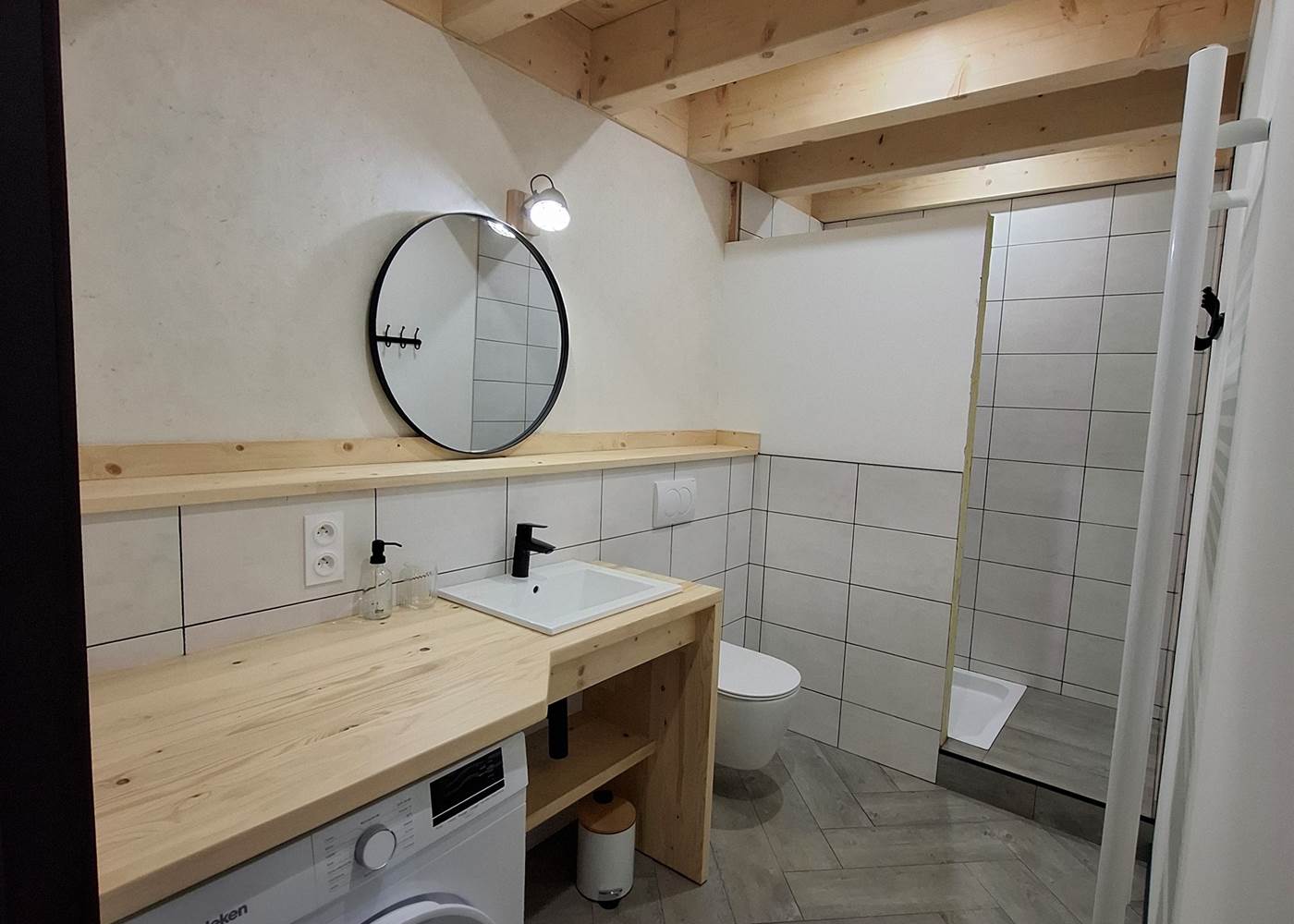 Salle de bain 2 - Douche + wc + lavabo + machine à laver