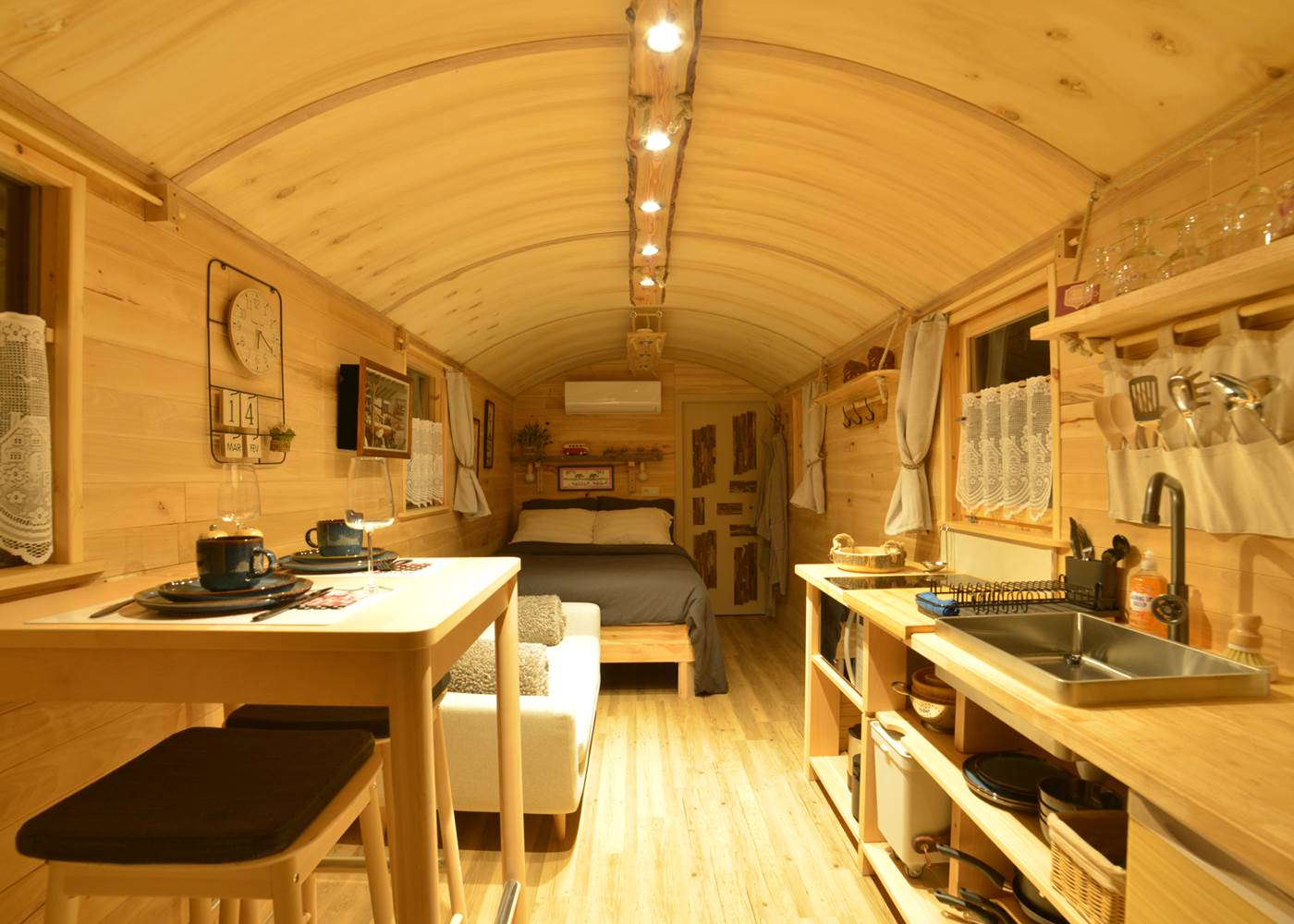 Insolites Chimay intérieur roulotte