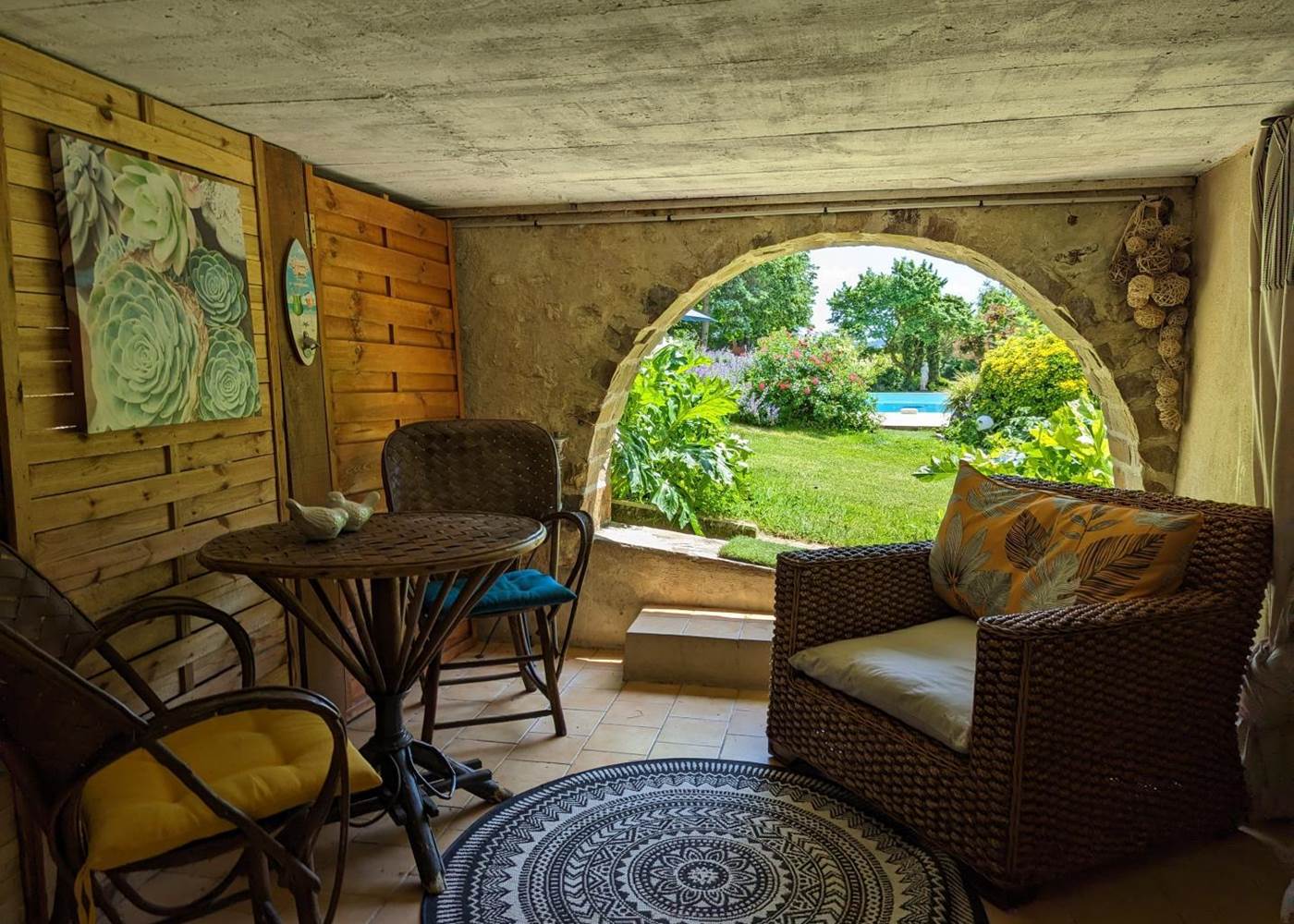 Moulin-Rouhaud-Suite-familiale-Ancolie-agapanthe-salon-de-jardin